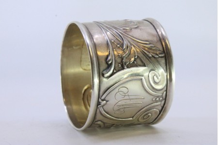 Argola de guardanapo em prata com relevos florais envolvendo cartela para monograma.